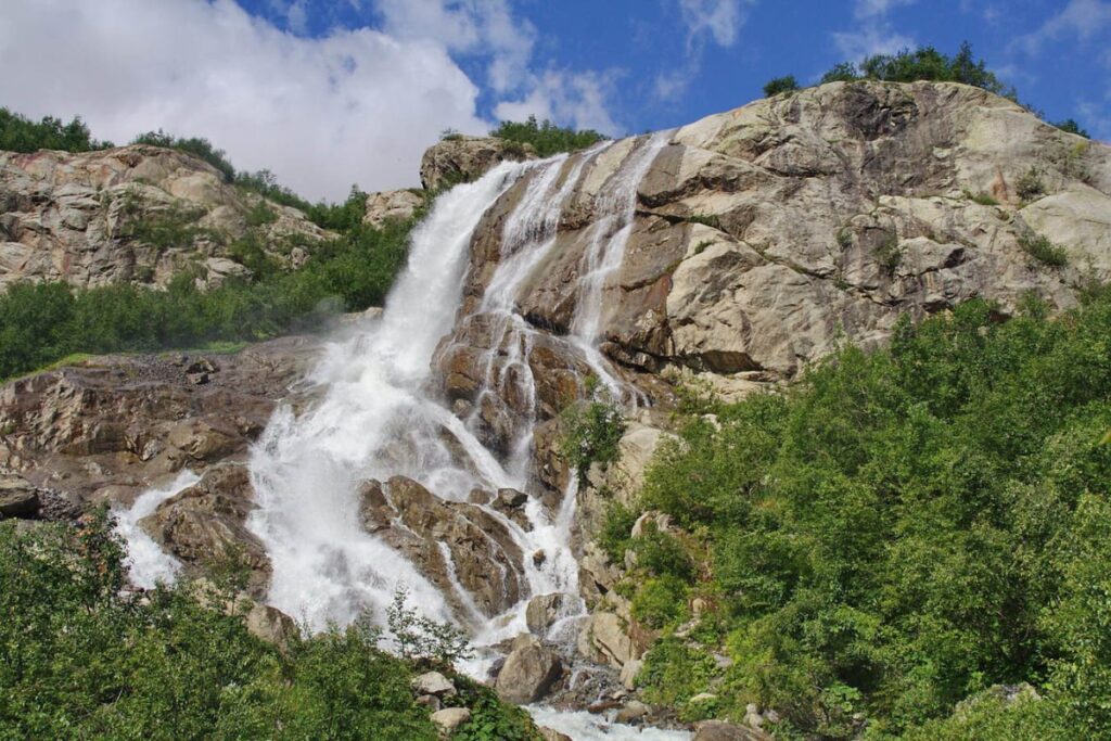 Высота Алибекского водопада 25 метров