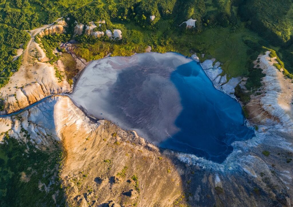 Озеро Кипящее в кратере вулкана Головина